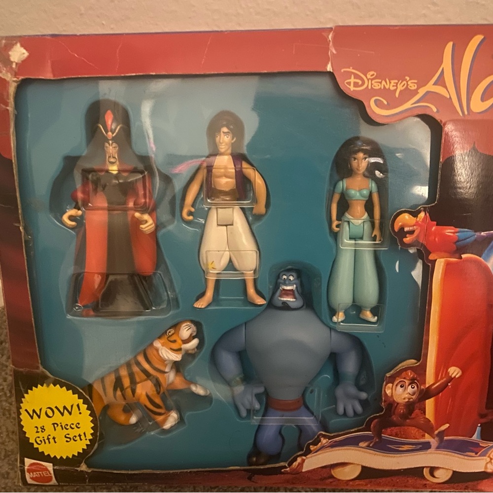 Disney's ALADDIN Cave of Wonders Deluxe Gift Set, 28 Pieces. - Picture 4 of 9